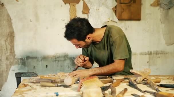 木材彫刻作品をマスター - クローズ アップのビデオ撮影 — ストック動画