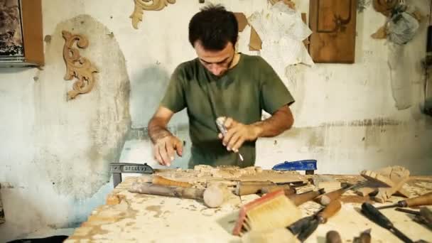 Wood carving mistrza utworów - bliska filmowania — Wideo stockowe