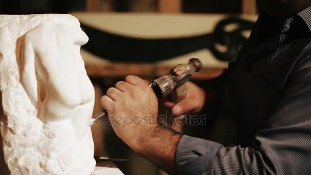 Scultore opere con statuetta in marmo — Video Stock