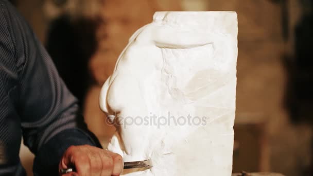 雕塑家与大理石雕像一起工作 — 图库视频影像
