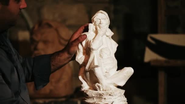 Travail de sculpteur avec du gypse — Video