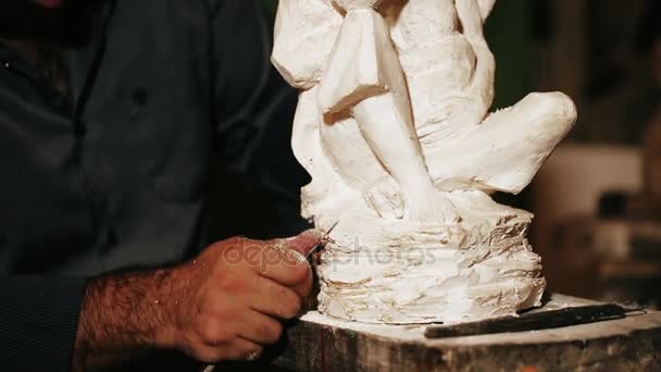 Sculptor work with gypsum — Stock Video