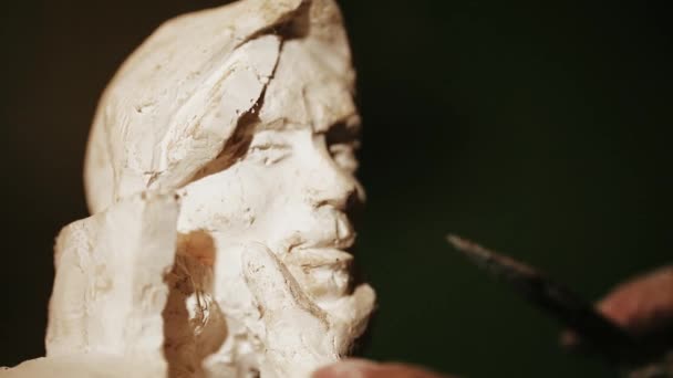 Skulptören arbete med gips — Stockvideo