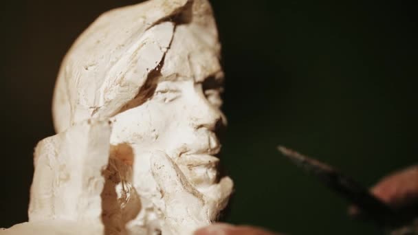 Escultor de trabalho com gesso — Vídeo de Stock