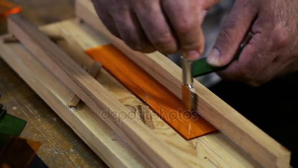 L'uomo segna e scatta un pezzo di vetro colorato - Primo piano delle mani che segnano e spezzano le vetrate. le mani di un uomo che taglia un pezzo di vetro con una taglierina di vetro — Video Stock