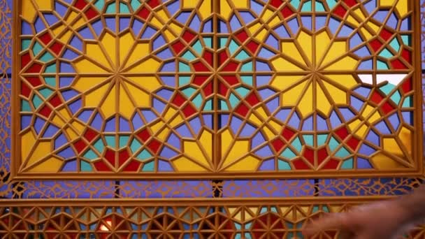 De kapitein van gebrandschilderd glas zet stukjes bijgesneden veelkleurige glas in houten kozijnen maken van een compositie. Azerbeidzjan oude kunst. — Stockvideo