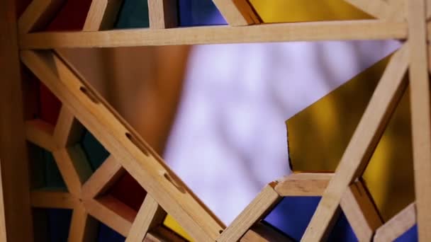 Mistr barevného skla klade kusy oříznutého vícebarevné skla do dřevěných rámečků vytvoření kompozice. Ázerbájdžán staré umění. — Stock video