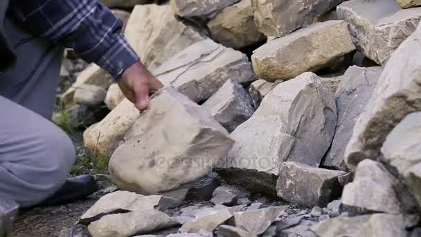Stonemason cortar un bloque de granito con mazo. Lanzamiento de piedras para la construcción. Trabajador de piedra con martillo Sledge golpeando bloque de hormigón. Azerbaiyán escultor talla piedra. Tallado de piedra — Vídeos de Stock