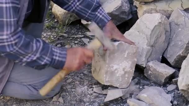 Muratore tagliando un blocco di granito con mazza. Pietre di lancio per la costruzione. Lavoratore di pietra con martello Sledge colpire blocco di cemento. Scultore azero Pietra da intaglio. Scalpellino intaglio — Video Stock