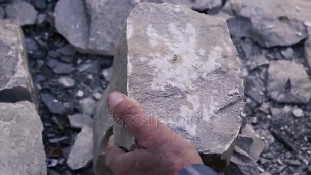 Steenhouwer snijden van een blok van graniet met moker. Het werpen van stenen voor de bouw. De werknemer van de steen met Sledge hammer hitting van de Betonsteen. Azerbeidzjan beeldhouwer Carving steen. Steenhouwer snijwerk — Stockvideo