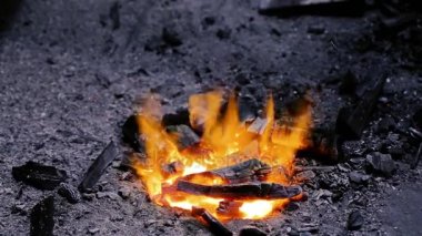 Yanan alevler içinde bir Forge