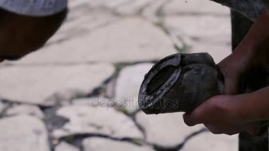kırpma, temizlik, şekillendirme ve aşırı tek doku at nalı hooves demirci dükkanında bıçak kullanarak kapalı kesme. At horseshoeing at nalı maker. Azerbaycan