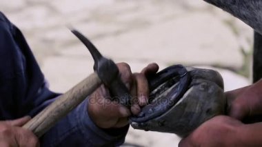 kırpma, temizlik, şekillendirme ve aşırı tek doku at nalı hooves demirci dükkanında bıçak kullanarak kapalı kesme. At horseshoeing at nalı maker. Azerbaycan