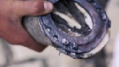 kırpma, temizlik, şekillendirme ve aşırı tek doku at nalı hooves demirci dükkanında bıçak kullanarak kapalı kesme. At horseshoeing at nalı maker. Azerbaycan