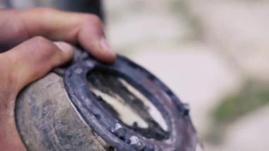 kırpma, temizlik, şekillendirme ve aşırı tek doku at nalı hooves demirci dükkanında bıçak kullanarak kapalı kesme. At horseshoeing at nalı maker. Azerbaycan