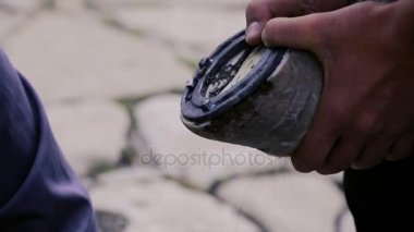 kırpma, temizlik, şekillendirme ve aşırı tek doku at nalı hooves demirci dükkanında bıçak kullanarak kapalı kesme. At horseshoeing at nalı maker. Azerbaycan