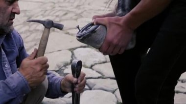 kırpma, temizlik, şekillendirme ve aşırı tek doku at nalı hooves demirci dükkanında bıçak kullanarak kapalı kesme. At horseshoeing at nalı maker. Azerbaycan