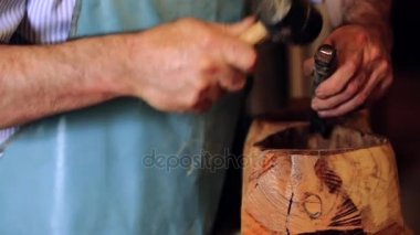 Luthier maker atölye ve klasik müzik aletleri müzik aletleri - tar - Ulusal Azeri müzik aleti yapma. Test ve eski müzik aleti işçiliği. Luthier çalışma.