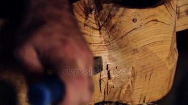 Luthier maker atölye ve klasik müzik aletleri müzik aletleri - tar - Ulusal Azeri müzik aleti yapma. Test ve eski müzik aleti işçiliği. Luthier çalışma.