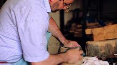 Luthier maker atölye ve klasik müzik aletleri müzik aletleri - tar - Ulusal Azeri müzik aleti yapma. Test ve eski müzik aleti işçiliği. Luthier çalışma.