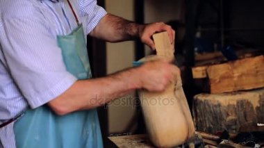 Luthier maker atölye ve klasik müzik aletleri müzik aletleri - tar - Ulusal Azeri müzik aleti yapma. Test ve eski müzik aleti işçiliği. Luthier çalışma.