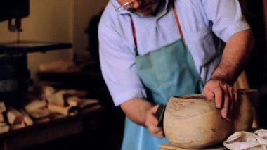 Luthier maker atölye ve klasik müzik aletleri müzik aletleri - tar - Ulusal Azeri müzik aleti yapma. Test ve eski müzik aleti işçiliği. Luthier çalışma.