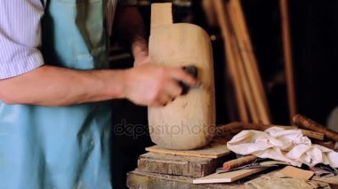 Luthier maker atölye ve klasik müzik aletleri müzik aletleri - tar - Ulusal Azeri müzik aleti yapma. Test ve eski müzik aleti işçiliği. Luthier çalışma.