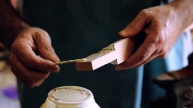 Luthier maker atölye ve klasik müzik aletleri müzik aletleri - tar - Ulusal Azeri müzik aleti yapma. Test ve eski müzik aleti işçiliği. Luthier çalışma.