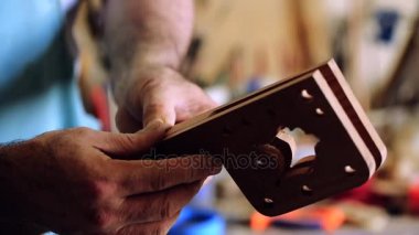Luthier maker atölye ve klasik müzik aletleri müzik aletleri - tar - Ulusal Azeri müzik aleti yapma. Test ve eski müzik aleti işçiliği. Luthier çalışma.