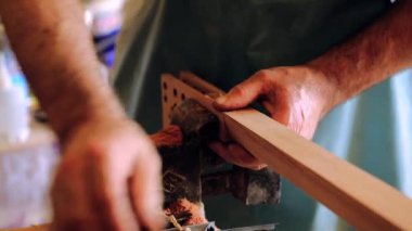 Luthier maker atölye ve klasik müzik aletleri müzik aletleri - tar - Ulusal Azeri müzik aleti yapma. Test ve eski müzik aleti işçiliği. Luthier çalışma.