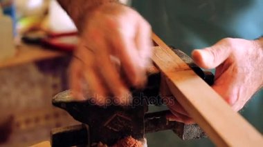 Luthier maker atölye ve klasik müzik aletleri müzik aletleri - tar - Ulusal Azeri müzik aleti yapma. Test ve eski müzik aleti işçiliği. Luthier çalışma.