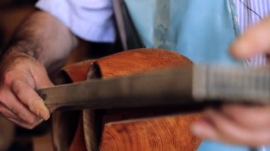 Luthier maker atölye ve klasik müzik aletleri müzik aletleri - tar - Ulusal Azeri müzik aleti yapma. Test ve eski müzik aleti işçiliği. Luthier çalışma.