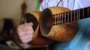 Luthier maker atölye ve klasik müzik aletleri müzik aletleri - tar - Ulusal Azeri müzik aleti yapma. Test ve eski müzik aleti işçiliği. Luthier çalışma.