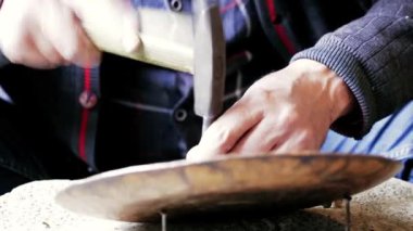 Geleneksel tenekeci iş. Bakır smith kabartma eserler bakır yapar. Mutfak eşyaları, işçiliği mallar yaş eski sanat tasarımı. Bakır oyma. Bir hatıra. Yakın çekim bakır smith çalışma çekim.