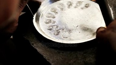 Geleneksel tenekeci iş. Bakır smith kabartma eserler bakır yapar. Mutfak eşyaları, işçiliği mallar yaş eski sanat tasarımı. Bakır oyma. Bir hatıra. Yakın çekim bakır smith çalışma çekim.