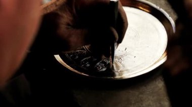 Geleneksel tenekeci iş. Bakır smith kabartma eserler bakır yapar. Mutfak eşyaları, işçiliği mallar yaş eski sanat tasarımı. Bakır oyma. Bir hatıra. Yakın çekim bakır smith çalışma çekim.