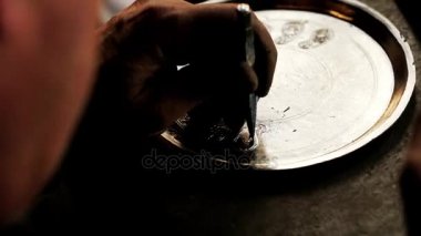 Geleneksel tenekeci iş. Bakır smith kabartma eserler bakır yapar. Mutfak eşyaları, işçiliği mallar yaş eski sanat tasarımı. Bakır oyma. Bir hatıra. Yakın çekim bakır smith çalışma çekim.