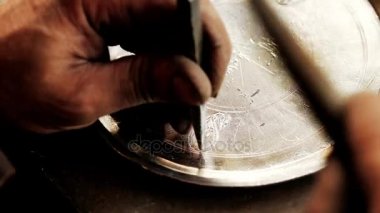 Geleneksel tenekeci iş. Bakır smith kabartma eserler bakır yapar. Mutfak eşyaları, işçiliği mallar yaş eski sanat tasarımı. Bakır oyma. Bir hatıra. Yakın çekim bakır smith çalışma çekim.