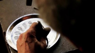 Geleneksel tenekeci iş. Bakır smith kabartma eserler bakır yapar. Mutfak eşyaları, işçiliği mallar yaş eski sanat tasarımı. Bakır oyma. Bir hatıra. Yakın çekim bakır smith çalışma çekim.