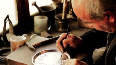 Geleneksel tenekeci iş. Bakır smith kabartma eserler bakır yapar. Mutfak eşyaları, işçiliği mallar yaş eski sanat tasarımı. Bakır oyma. Bir hatıra. Yakın çekim bakır smith çalışma çekim.