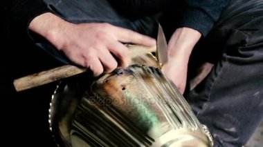 Geleneksel tenekeci iş. Bakır smith kabartma eserler bakır yapar. Mutfak eşyaları, işçiliği mallar yaş eski sanat tasarımı. Bakır oyma. Bir hatıra. Yakın çekim bakır smith çalışma çekim.