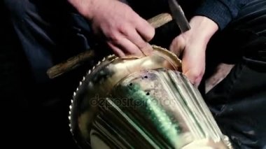 Geleneksel tenekeci iş. Bakır smith kabartma eserler bakır yapar. Mutfak eşyaları, işçiliği mallar yaş eski sanat tasarımı. Bakır oyma. Bir hatıra. Yakın çekim bakır smith çalışma çekim.
