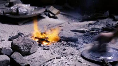 Geleneksel tenekeci iş. Bakır smith kabartma eserler bakır yapar. Mutfak eşyaları, işçiliği mallar yaş eski sanat tasarımı. Bakır oyma. Bir hatıra. Yakın çekim bakır smith çalışma çekim.