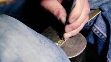 Geleneksel tenekeci iş. Bakır smith kabartma eserler bakır yapar. Mutfak eşyaları, işçiliği mallar yaş eski sanat tasarımı. Bakır oyma. Bir hatıra. Yakın çekim bakır smith çalışma çekim.