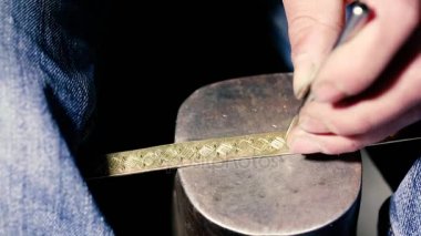Geleneksel tenekeci iş. Bakır smith kabartma eserler bakır yapar. Mutfak eşyaları, işçiliği mallar yaş eski sanat tasarımı. Bakır oyma. Bir hatıra. Yakın çekim bakır smith çalışma çekim.