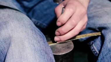 Geleneksel tenekeci iş. Bakır smith kabartma eserler bakır yapar. Mutfak eşyaları, işçiliği mallar yaş eski sanat tasarımı. Bakır oyma. Bir hatıra. Yakın çekim bakır smith çalışma çekim.