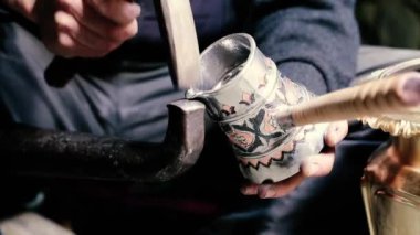 Geleneksel tenekeci iş. Bakır smith kabartma eserler bakır yapar. Mutfak eşyaları, işçiliği mallar yaş eski sanat tasarımı. Bakır oyma. Bir hatıra. Yakın çekim bakır smith çalışma çekim.