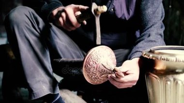Geleneksel tenekeci iş. Bakır smith kabartma eserler bakır yapar. Mutfak eşyaları, işçiliği mallar yaş eski sanat tasarımı. Bakır oyma. Bir hatıra. Yakın çekim bakır smith çalışma çekim.