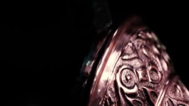 Geleneksel tenekeci iş. Bakır smith kabartma eserler bakır yapar. Mutfak eşyaları, işçiliği mallar yaş eski sanat tasarımı. Bakır oyma. Bir hatıra. Yakın çekim bakır smith çalışma çekim.