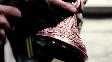 Geleneksel tenekeci iş. Bakır smith kabartma eserler bakır yapar. Mutfak eşyaları, işçiliği mallar yaş eski sanat tasarımı. Bakır oyma. Bir hatıra. Yakın çekim bakır smith çalışma çekim.